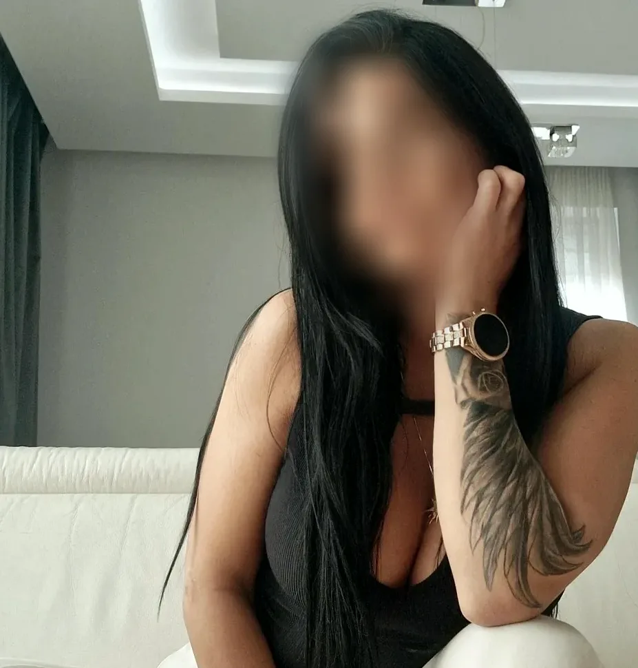 Manuela, 38