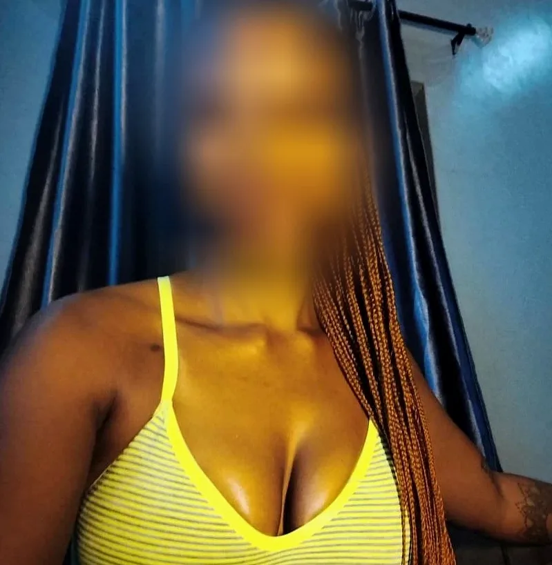 Manuela, 37